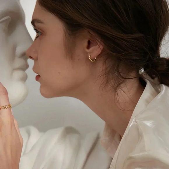 925 Sterling Silver Twist Huggie Hoop Earrings Minimalist Small Hoops - Picture 11 of 12